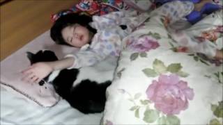 寝相が悪い娘と一緒に寝たがる猫　最後ちょっと反撃