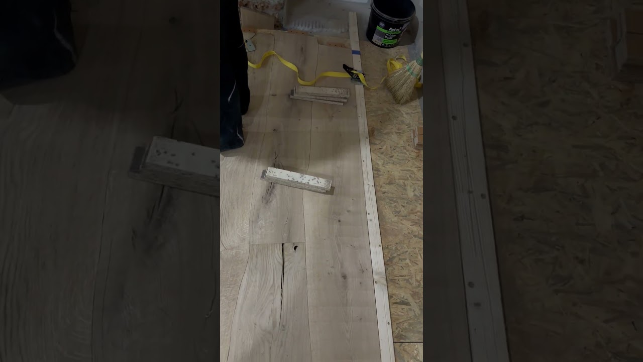 Сделали паркет из натурального дерева и теперь продолжаем его монтировать