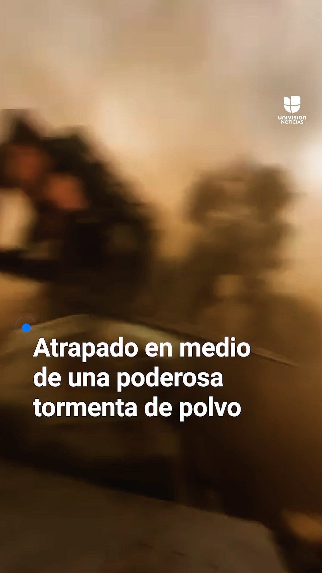 Un hombre atrapada en medio de una poderoso tormenta de polvo