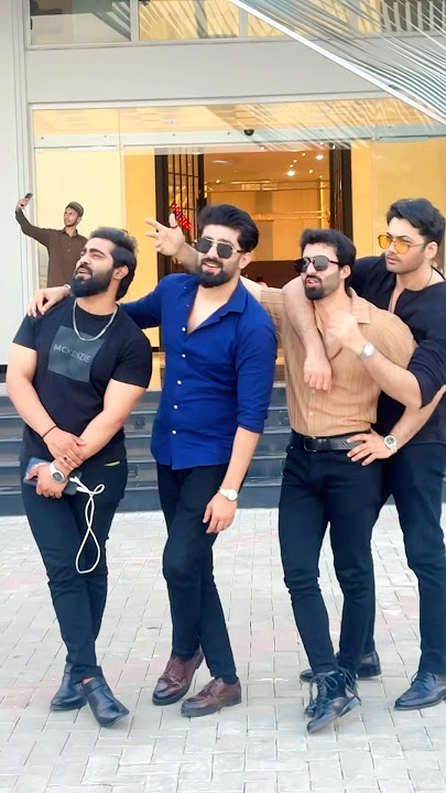 Kisi ki yaadon mein khoye huay 😎