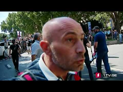 ულტრანაციონალისტური ჯგუფების წარმომადგენლები ჟურნალისტების მისამართით ბოთლებსა და ჯოხებს ისვრიან