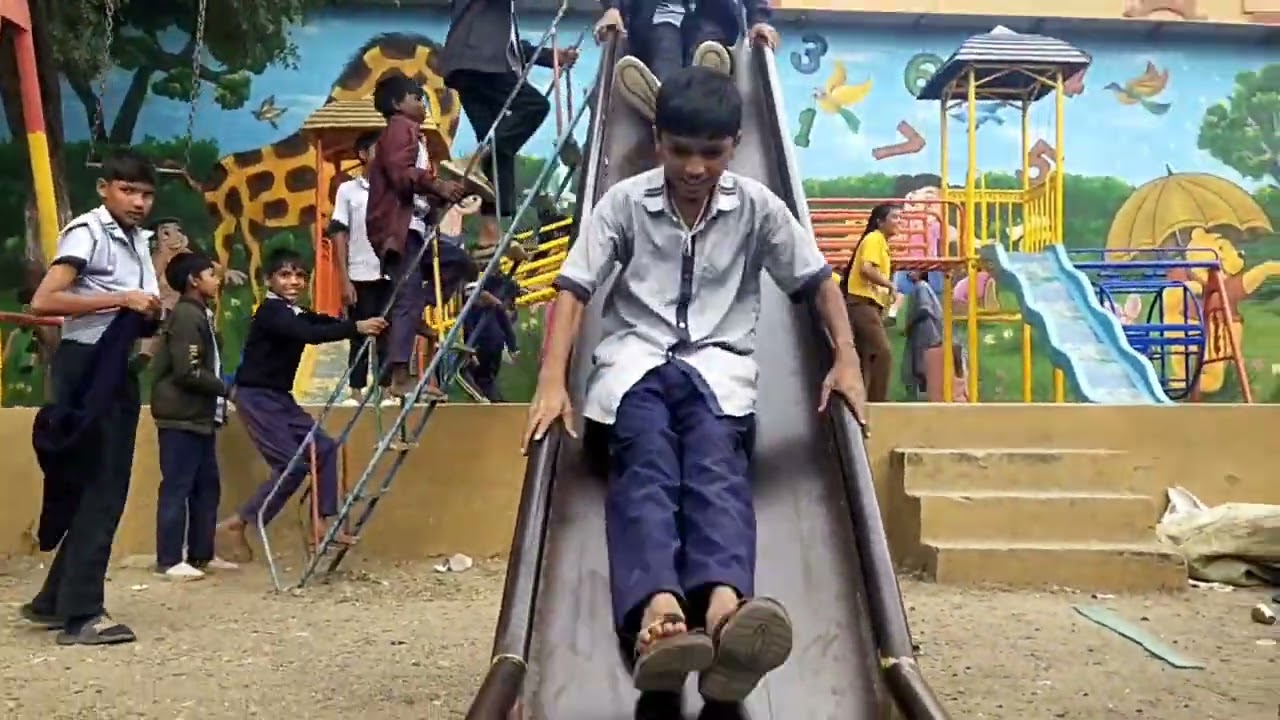 नखराली ढाणी में इंजॉय करते हुए भोजन का आनंद लिया गया और वहां के लोगों द्वार मुंह मीठा करवाया गया 🌻🎉🌞