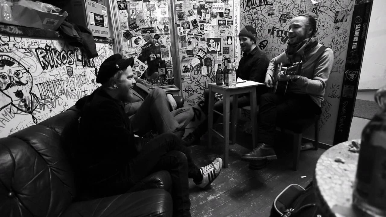 Jarkko Martikainen & Luotetut Miehet: Roistojen luola (akustinen)