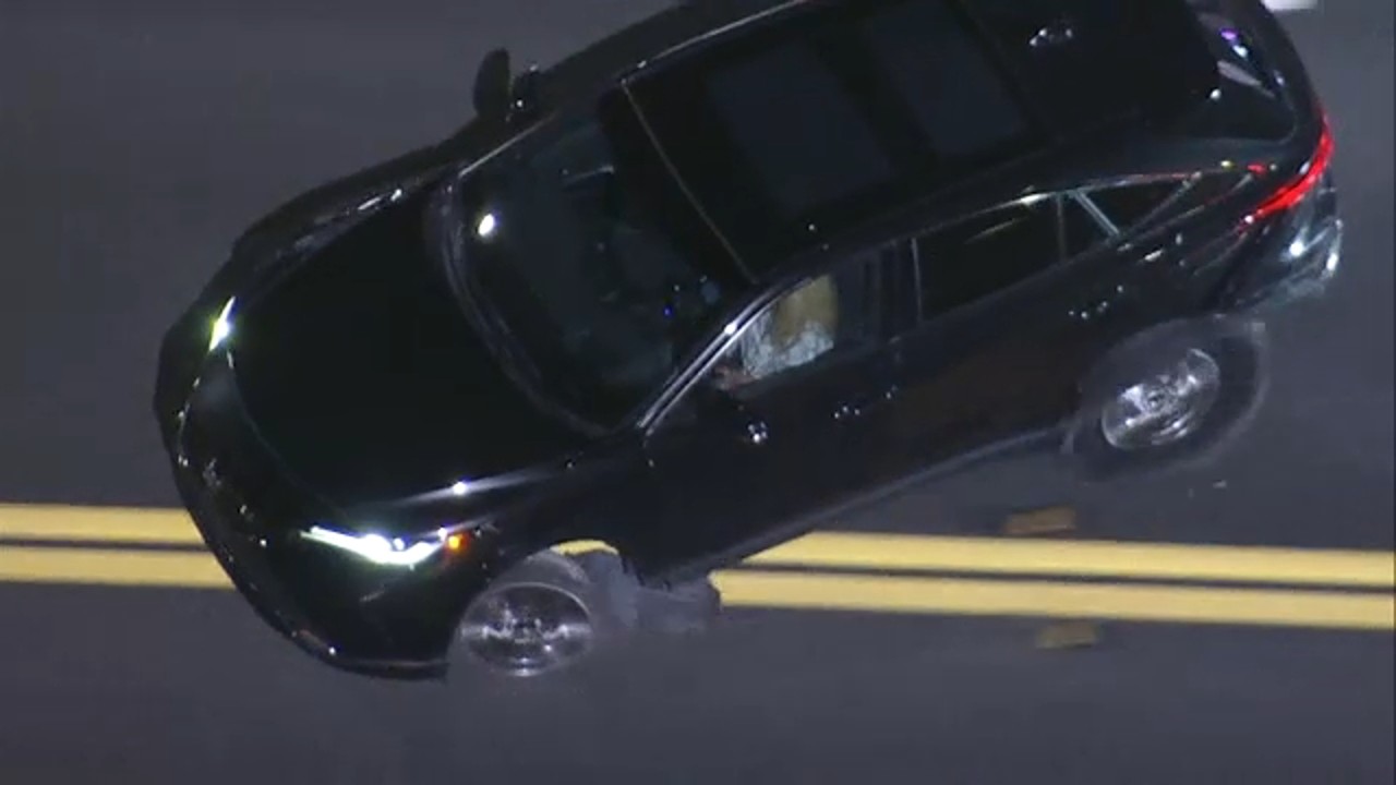 Wild LA chase ends in crash after suspect drives on shredded tires