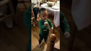 Orta Parmak Çeken Çocuk