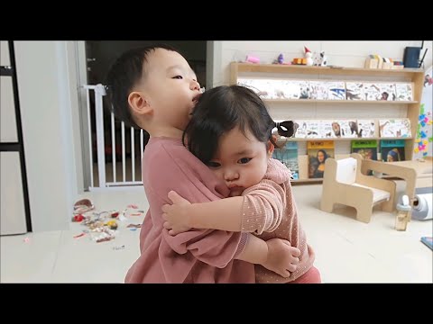 Video: Kan et spedbarn og et lite barn dele rom?