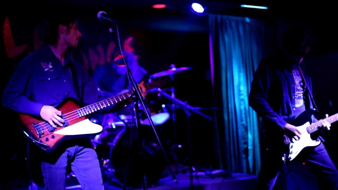 Assista a Dead Moon - Graveyard (Swampland | Live At Di Piazza's) no YouTube Assista a Dead Moon - Graveyard (Swampland | Live At Di Piazza's) no YouTube