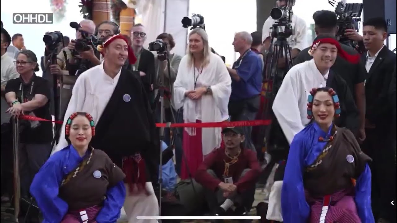 དེ་རིང་༧་གོང་ས་མཆོག་དབུ་བཞུགས་ཐོག བོད་ཆོལ་ཁ་གསུམ་ནས་གོ་སྟོན་གླུ་ཡི་མཆོད་པ་འབུལ་བ།