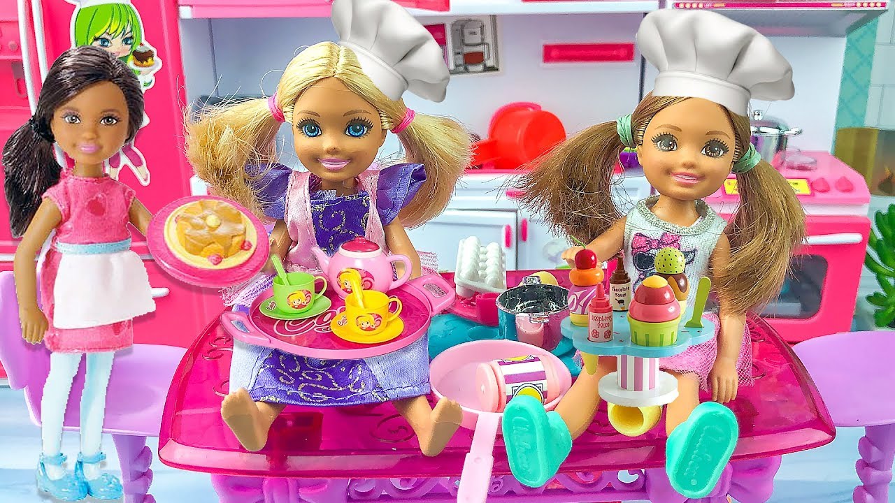 Barbie ve Ailesi Bölüm 180 Kızlar Mutfakta SÜRPRİZ Pasta Çizgi