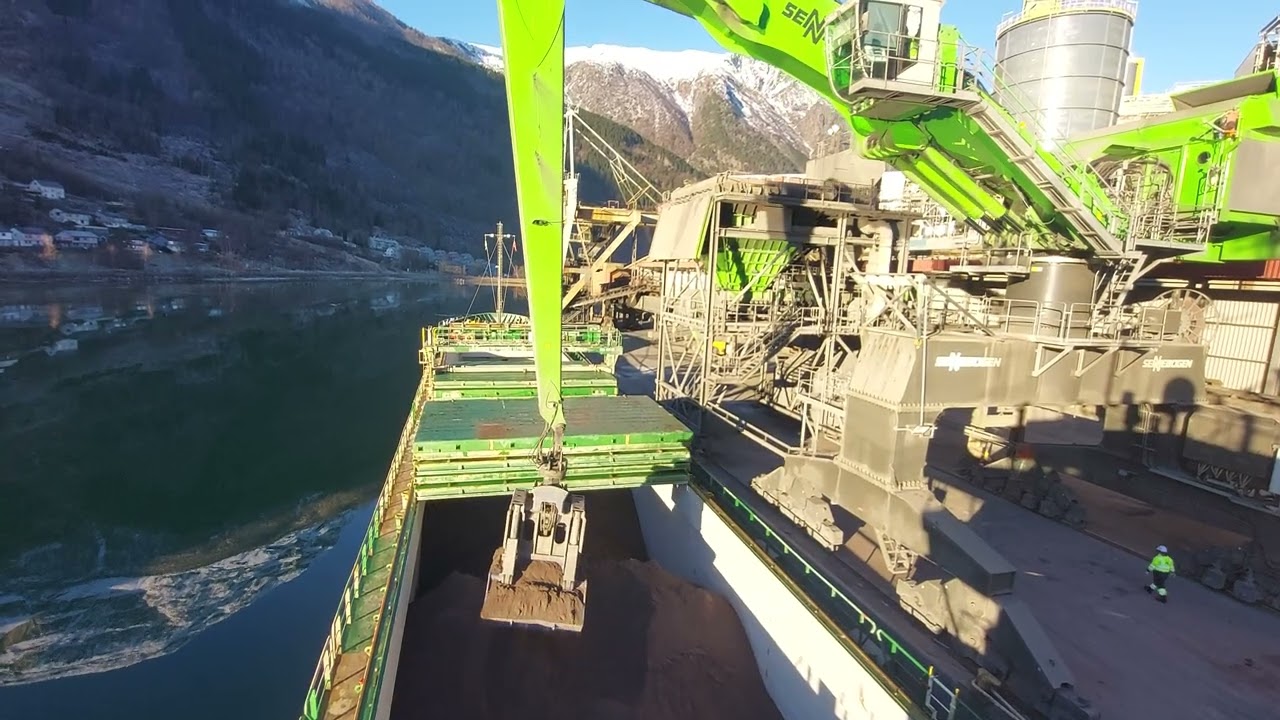 Super Power Heavy  Duty Material Handling Equipment - SENNEBOGEN 885