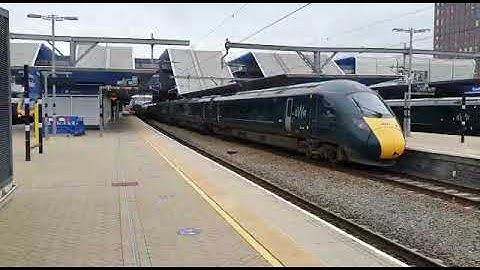 Gwr 802020 with 802008 arriving in Reading and 67005 & 006 passing reading