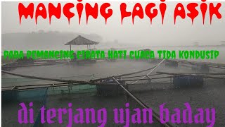 lagi asik mancing di terjang ujan baday