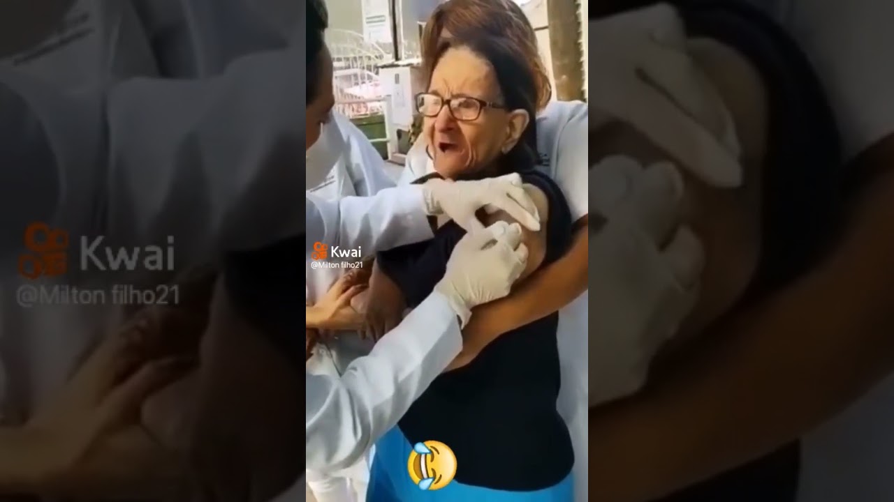 velhinha tomando vacina kkk 