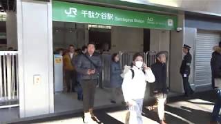 簡易式のIC改札機が稼働している中央緩行線千駄ヶ谷駅の臨時改札口の風景