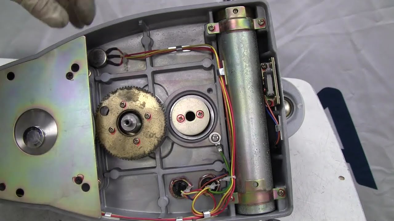 Topcon SL-D Series Slit Lamp Grinding or Stiff Joystick Elevation Control: Gear Holder Replacement