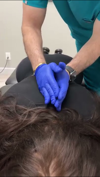 Her first ever mid back cracks were *INSANE* 😳 KING OF CRACKS #kingofcracks #chiropractor #asmr
