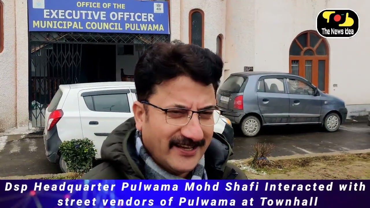 Dsp Headquarter Pulwama Mohd Shafi Interacted with street vendors of Pulwama at Townhall
