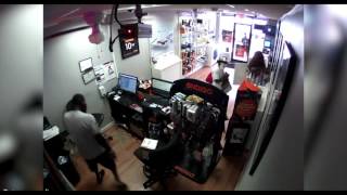 robbery Fail: Thieves get locked in by quick thinking manager