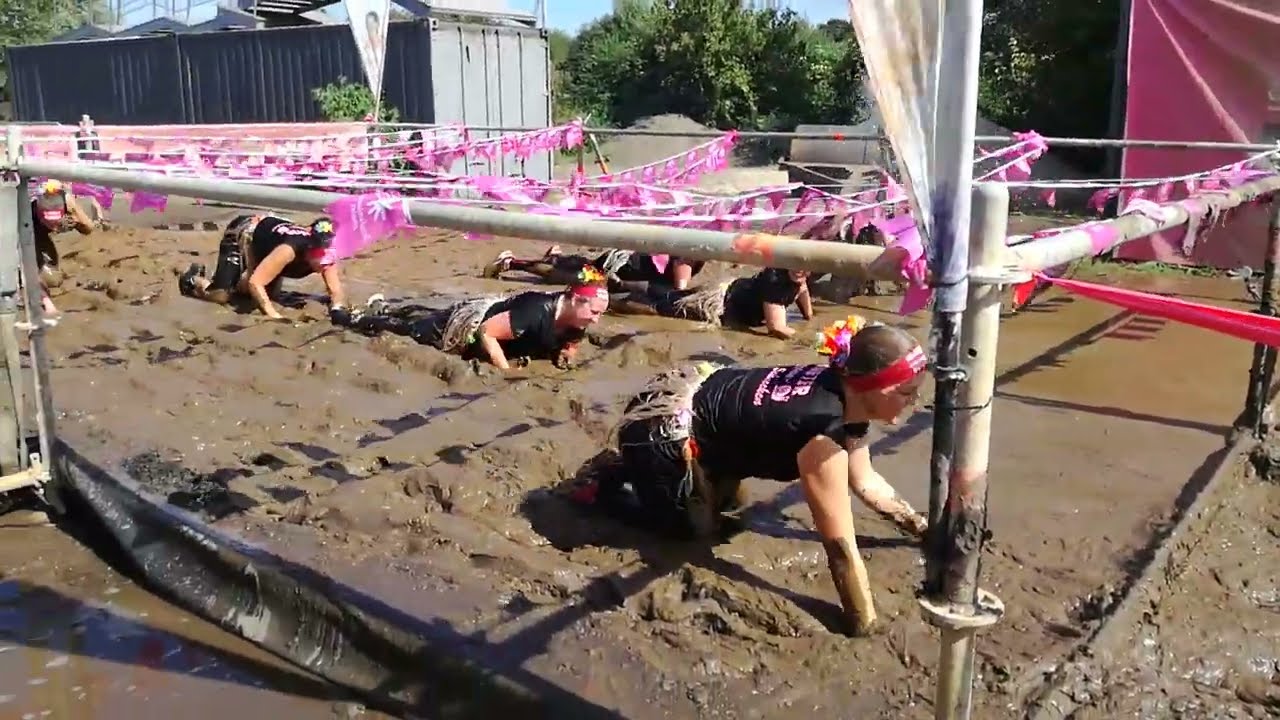 Hamburg Muddy Angel Run 2022 das erste Schlammbad; Galopprennbahn