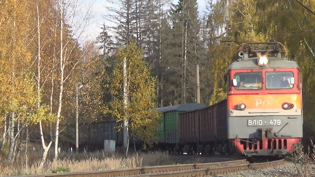 Электровоз с грузовым поездом 260