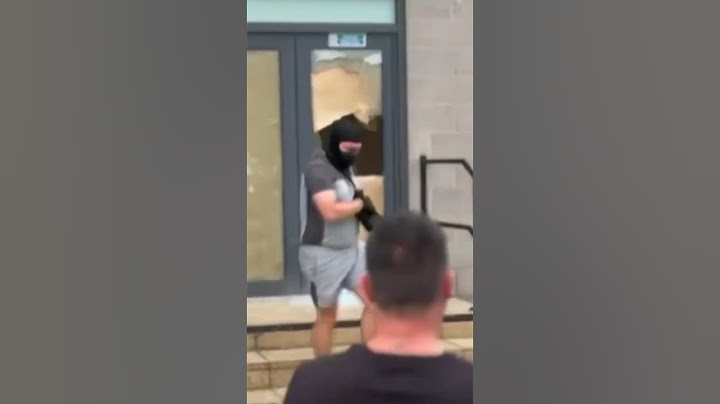 Anti-immigration protests in Britain escalate into riots #shorts