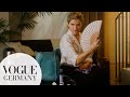 Anke engelke ffnet ihre tasche und zeigt ihre nachhaltigen essentials  in the bag  vogue germany