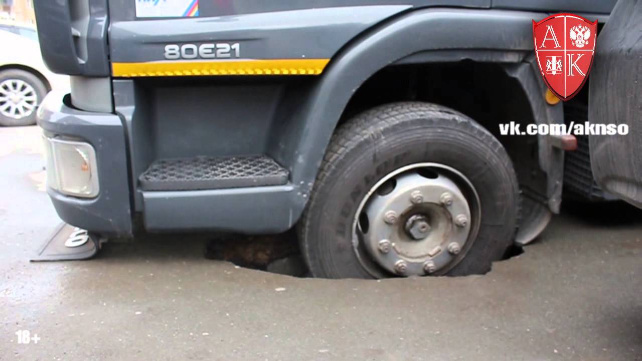 г.Новосибирск. ул.Советская. 26.05.2014. Провалился в яму. Iveco Eurocargo г.Новосибирск. ул.Советская. 26.05.2014. Провалился в яму. Iveco Eurocargo