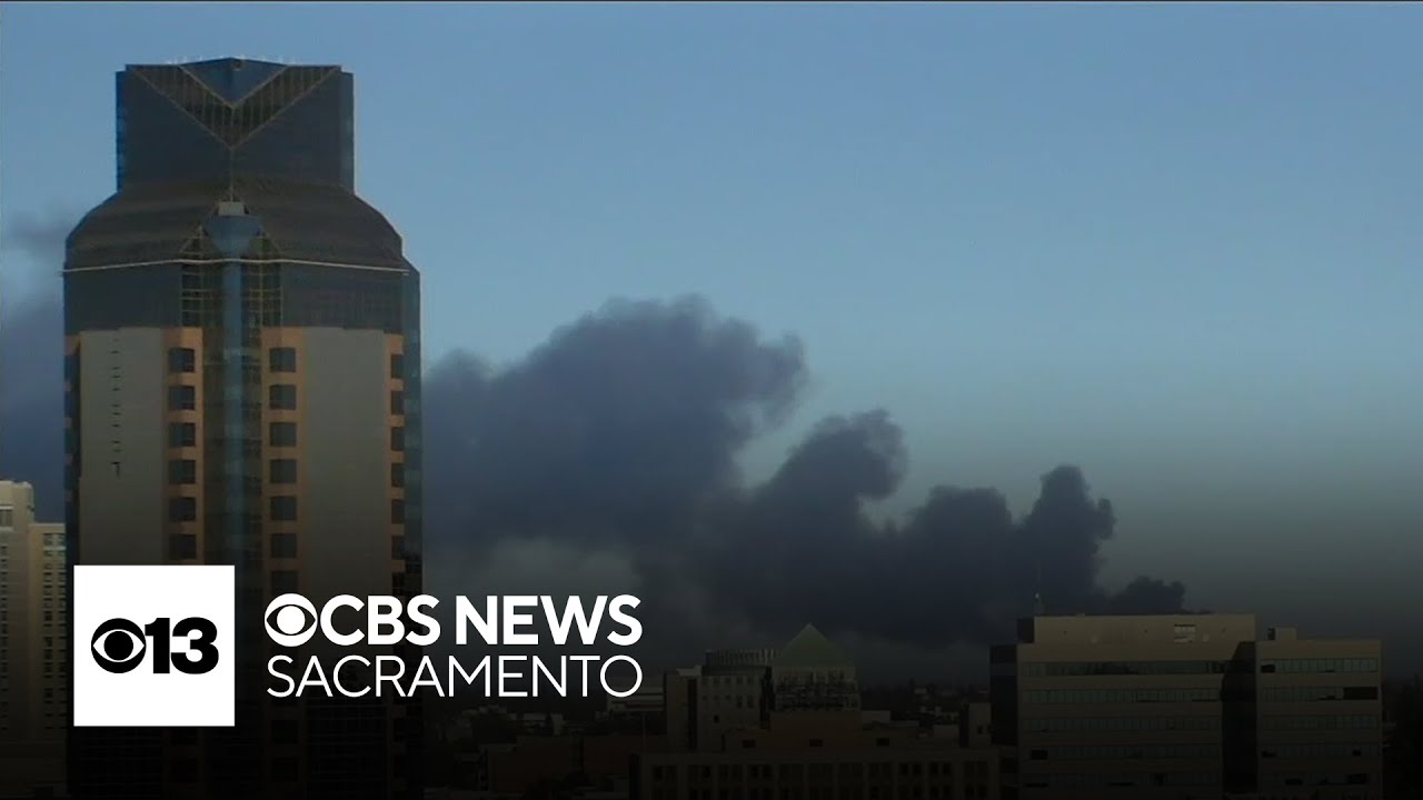 Sacramento recycling facility fire sends large plume of smoke into sky ...