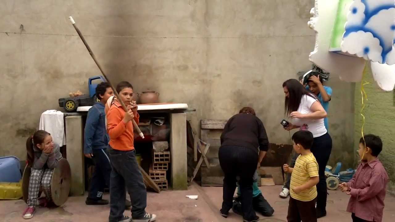 piñata fail headshot (Golpe en la cabeza piñata) - YouTube