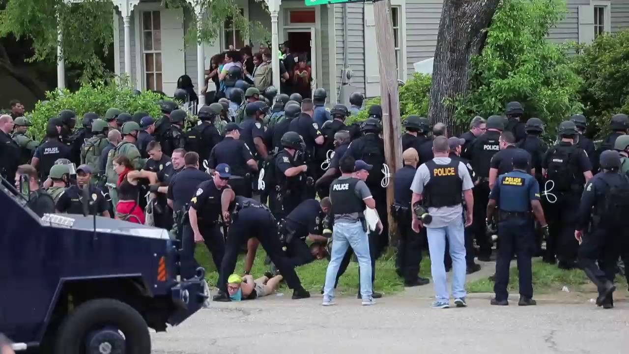 Raw Video Of Riot Police Moving In On Baton Rouge -8150