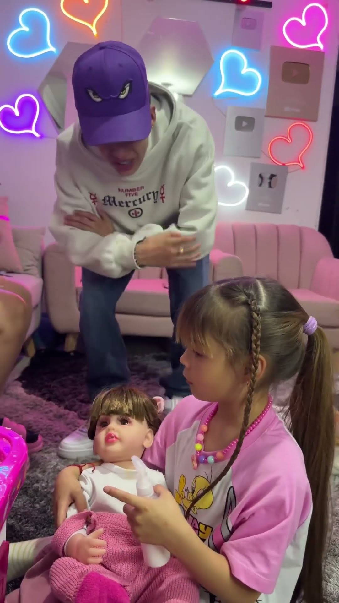 Neyfer le dice a las muñecas que son bebés #humor #cosasdefamilia #comedia #cosasdemamas #comedy #