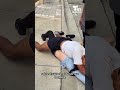 Hombre acusado de arrebatar joyas retenido por un buen samaritano
