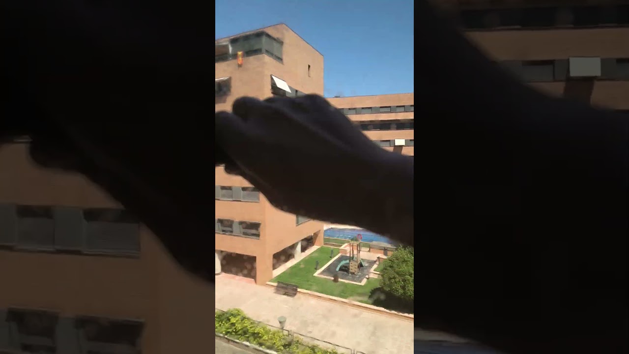 Limpieza de ventanas dobles muy sucias en una vivienda de Sanchinarro, en Madrid