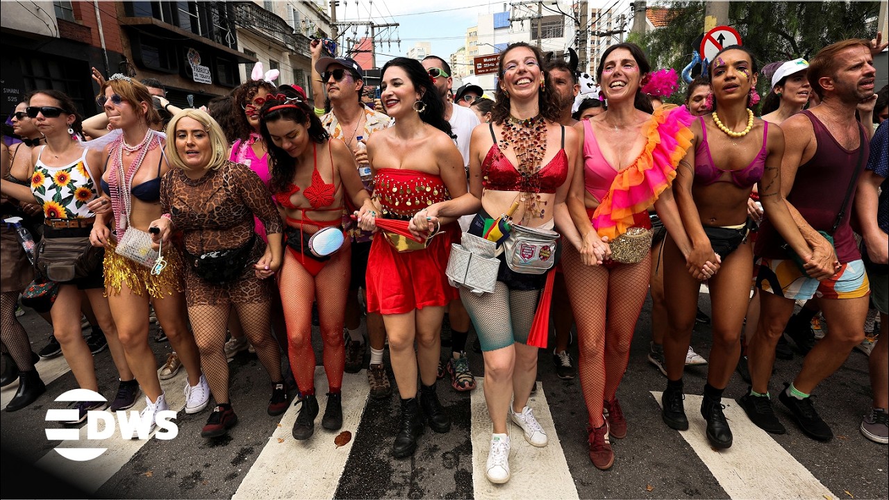 WATCH: King of Carnival Leads Spectacular Rex Parade at New Orleans Mardi Gras 2026 | AQ15