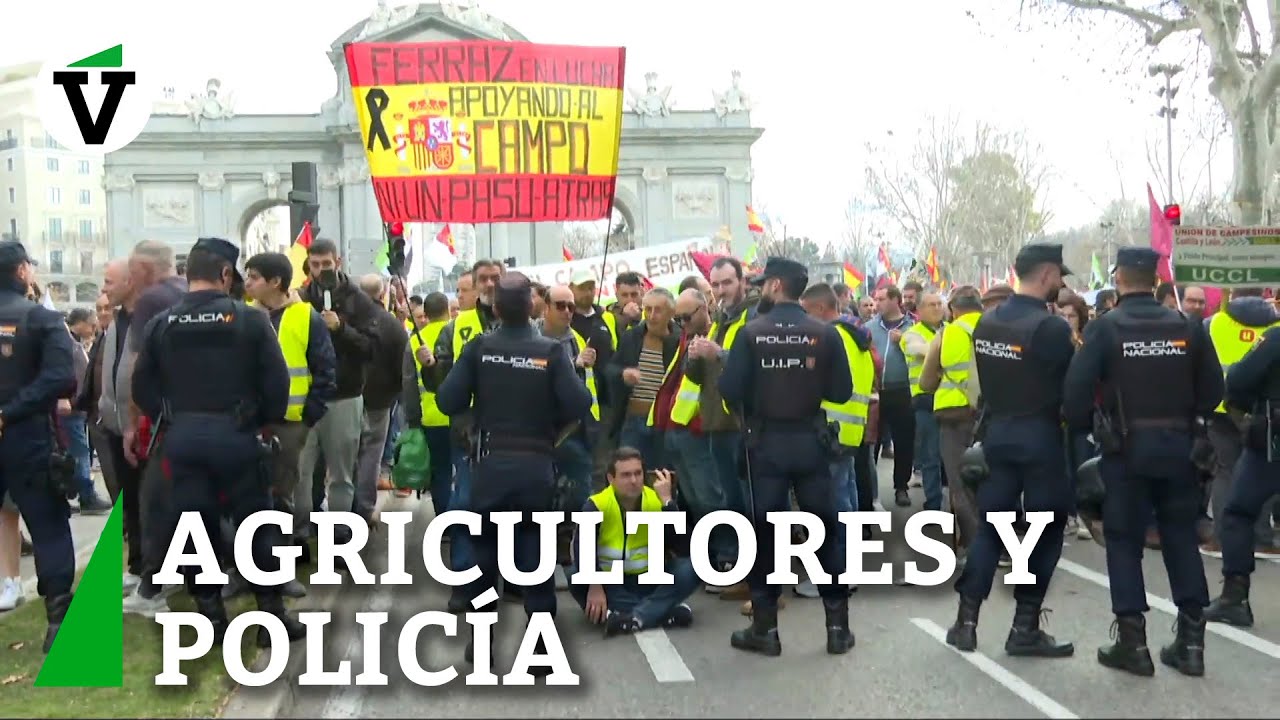 Agricultores explotan contra la Policía que les corta el paso en la Puerta de Alcalá