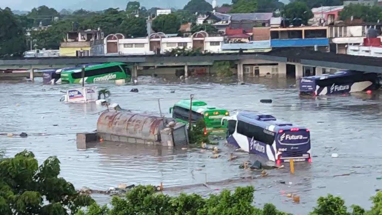 Desbordamiento del Río Cazones, Poza Rica Veracruz 10-10-2025, vista desde el techo del ADO