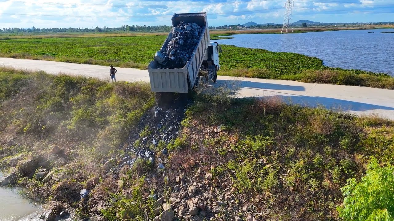 The new project involves employing Komatsu SHANTU DH17 and 25-ton trucks to throw boulders into the 