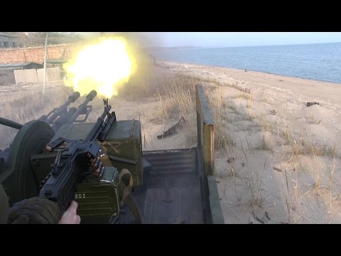 Широкине.  Морпіхи дають вогонь у відповідь