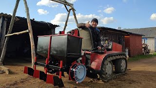 Самодельная картофелясажалка на гусеничный минитрактор.