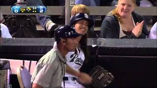 2012/08/27 Padres' ballgirl snares liner