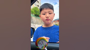 Đưa tiền không lấy nhưng kẹo thì lấy ngay