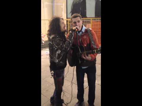 Aerosmith Steven Tyler sang with the street musician - Moscow 04.09.2015