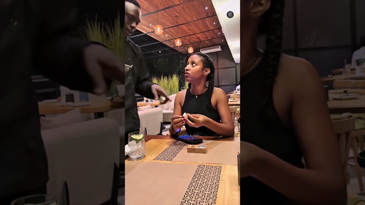 ഇത് ഭക്ഷണമാണെന്ന് അവൾ കരുതി... വെയ്റ്റർ അവളെ തടഞ്ഞു