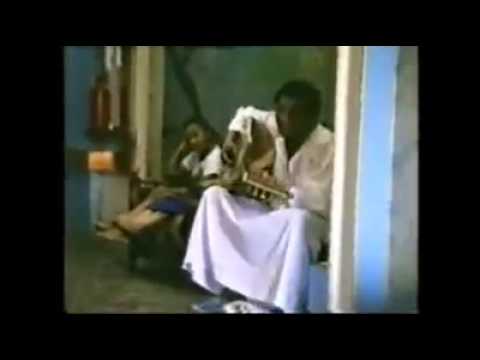 محمد وردي يعزف علي العود