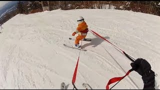 キッズスキーハーネスを使って滑る息子  Kids ski harness