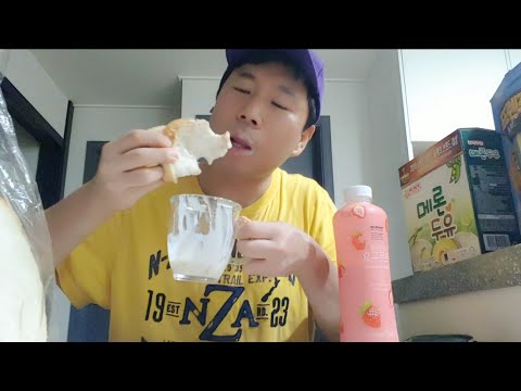 노브랜드 딸기담은 요구르트에 식빵 찍어먹기