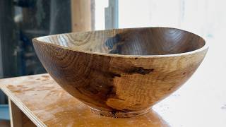 Richard Raffan completes a distorted roughed bowl.