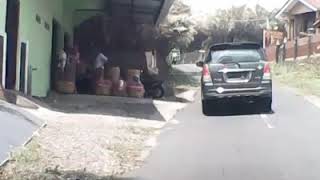 Mak2 barbar parkir mobil tengah jalan