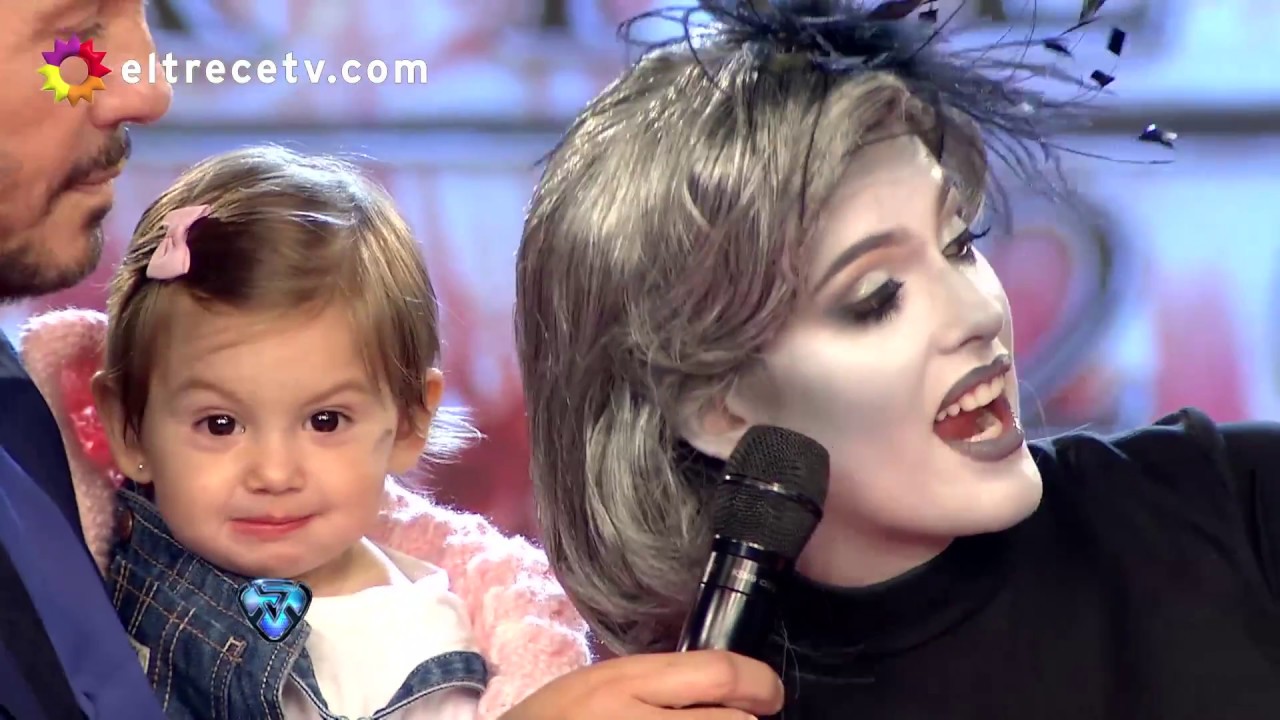 Con su hija en brazos, María del Cerro recibió el puntaje del jurado por su tango