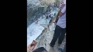 Asyada Inanılmaz Bir Akıntı Olan Alana Atlayan Küçük Kız Çocuğuna Bu Atlayıştan Sonra Ulaşılamadı.